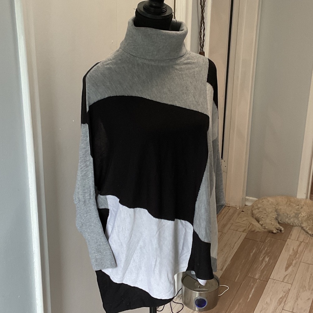 P367. Calvin Klein Women's Light Gray Turtleneck Sweater |S
